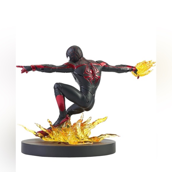 DIAMOND SELECT TOYS Marvel Gallery: Miles Morales (Playstation 5 Version) PVC St - Picture 2 of 3